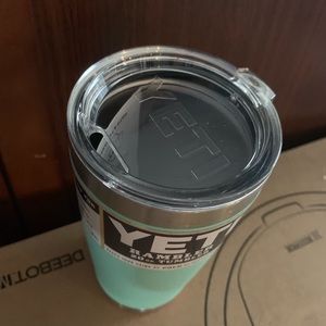 Yeti Accessories - Aqua Teal Seafoam Yeti Rambler 20oz with LID New! Yeti Accessories - Aqua Teal Seafoam Yeti Rambler 20oz with LID New!